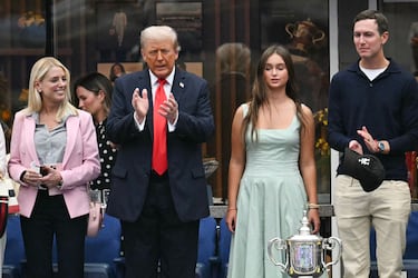 La fiscal general de EE. UU., Pam Bondi, el presidente estadounidense Donald Trump, su nieta Arabella Kushner y Jared Kushner asisten a la final individual masculina de tenis entre el español Carlos Alcaraz y el italiano Jannik Sinner.