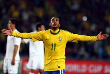 Robson de Souza; 'Robinho': El delantero brasileño es el máximo anotador en los duelos entre Brasil y Chile. 'Binho' le ha marcado en 9 oportunidades a la selección chilena: 1 a Nelson Tapia y 8 a Claudio Bravo.