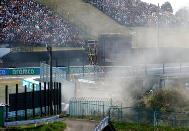 En la segunda curva, la carrera se tuvo que detener por un accidente en el que el Williams de Alexander Albon y el RB de Daniel Ricciardo se estrellaron contra las protecciones del circuito.