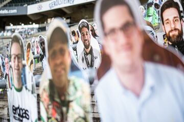 Imágenes de aficionados del Borussia Monchengladbach llenan las gradas del Borussia Park. Los seguidores del club alemán apoyan a su equipo comprando estos cartelones con sus caras y que permanecerán en el estadio hasta que vuelvan los partidos al estadio.