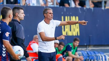 Garitano hace una indicación.