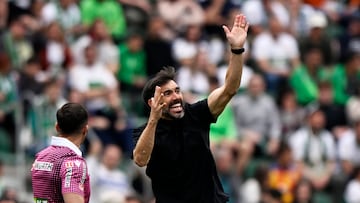 Soccer Football - LaLiga - Elche v Valencia - Estadio Manuel Martinez Valero, Elche, Spain - April 11, 2026 Elche coach Eder Sarabia reacts REUTERS/Pablo Morano