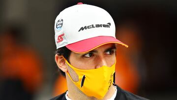 PORTIMAO, PORTUGAL - OCTOBER 25: Carlos Sainz of Spain and McLaren F1 is seen wearing an End Racism t-shirt as he walks on the grid before the F1 Grand Prix of Portugal at Autodromo Internacional do Algarve on October 25, 2020 in Portimao, Portugal. (Photo by Mark Thompson/Getty Images)