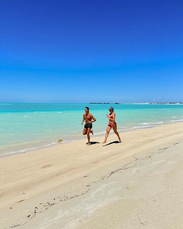 Cristiano y Georgina disfrutan de la playa haciendo deporte.