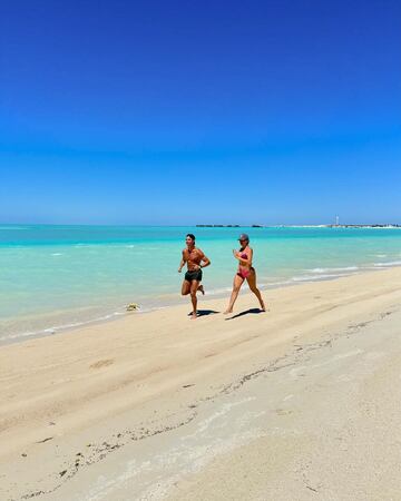 Cristiano y Georgina disfrutan de la playa haciendo deporte. 