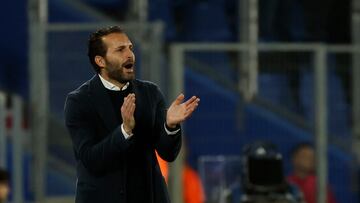 GETAFE, 20/02/2023.- El entrenador del Valencia, Rubén Baraja, da instrucciones a sus jugadores durante el encuentro ante el Getafe CF correspondiente a la jornada 22 de primera división que disputan hoy lunes en el Coliseum Alfonso Pérez de la localidad madrileña. EFE / JuanJo Martín