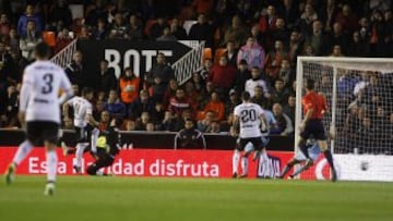 Morcillo marca en propia puerta el 2-3 para el Valencia. 