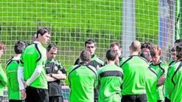 <b>ENHORABUENA Y GRACIAS. </b>Ese fue el mensaje que transmitió el técnico a futbolistas y auxiliares.