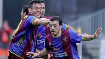 <b>ABRE LA LATA. </b>Rubén es felicitado por sus compañeros tras anotar el primer gol de la tarde.