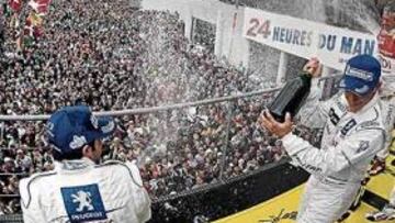 <b>UNA PRUEBA ÚNICA. </b>El público volvió a abarrotar el podio de Le Mans, con los pilotos de Audi y Peugeot celebrando el éxito obtenido en la 76ª edición de esta gran prueba.