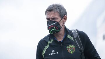 El técnico de FC Juárez explota en contra del árbitro Adonai Escobedo. El camino a la victoria del Guadalajara se abrió con un penal polémico.