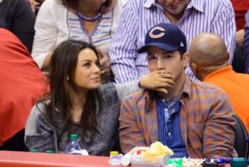 Mila Kunis le tapa la boca a su novio, Ashton Kutcher.