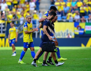 Chris Ramos siendo ayudado por el cuerpo técnico del Cádiz tras sus molestias frente al Racing de Santander de la jornada 10.