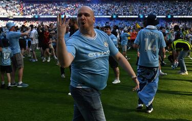 Aficionado del City hace la señal de 4, por los títulos seguidos del equipo dirigido por Pep Guardiola.