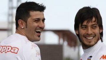 <b>BUEN AMBIENTE.</b> Villa y Silva bromean durante el entrenamiento del Valencia.
