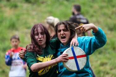 La carrera consiste en atrapar un queso de Gloucester arrojado desde la colina de Cooper, con una caída de 182 metros en la localidad de Brockworth. Los competidores deben bajar por la ladera del cerro para atraparlo y el primero en conseguirlo se proclama vencedor.