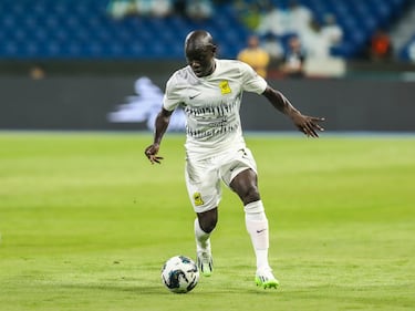 N'Golo Kanté era uno de los grandes nombres que se esperaba ver en el campo. El ex medio del Chelsea solamente jugó la segunda parte.
