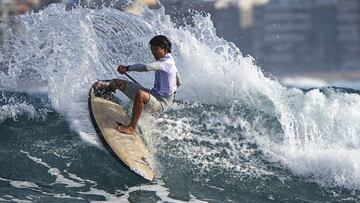 Kapono Fukuda surfeando una ola en la playa de Las Canteras, en Las Palmas de Gran Canaria, el 21 de noviembre del 2022.