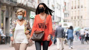 GRAFCAV7409. VITORIA, 16/07/2020.- Dos mujeres caminan con mascarilla por una calle de Vitoria donde desde hoy, y en el resto de la Comunidad Autónoma del País Vasco, es obligatorio el uso de la mascarilla en todos los casos salvo problemas de salud. EFE/ Adrián Ruiz De Hierro