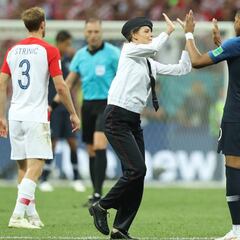 Condenan a una miembro de Pussy Riot por invasión de campo