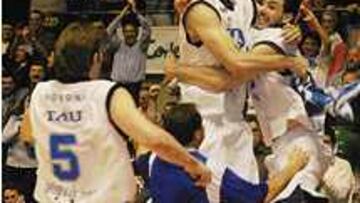 <B>FIESTA EN VITORIA.</B> Los jugadores del Tau celebraron por todo lo alto su agónico triunfo ante el Joventut.