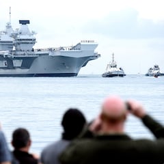 El portaviones de guerra británico entra en el puerto de Gibraltar “listo para la guerra” según John Healey, secretario de Defensa
