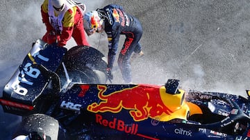 Verstappen abandona en el GP de Australia con el Red Bull.