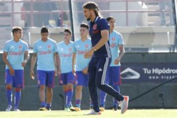 El entrenador de Universidad de Chile, Sebastián Beccacece, da instrucciones a sus jugadores durante el partido de primera division contra Union Española disputado en el estadio Santa Laura de Santiago, Chile.