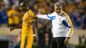 Joffre Guerr&oacute;n y Ricardo Ferretti en un partido de Tigres.