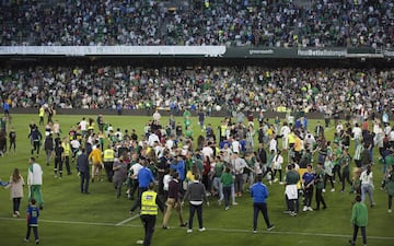 Al final de la sesión, varias decenas de aficionados saltaron al césped y tuvo que intervenir la seguridad privada del club, aunque no se produjo ningún altercado ni nada pasó a mayores. Los futbolistas se marcharon tranquilamente a los vestuarios.