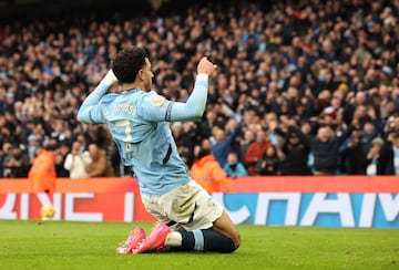 MANCHESTER (United Kingdom), 15/02/2025.- Omar Marmoush of Manchester City celebrates scoring the 1-0 goal during the English Premier League match between Manchester City and Newcastle United, in Manchester, Britain, 15 February 2025. (Reino Unido) EFE/EPA/ADAM VAUGHAN EDITORIAL USE ONLY. No use with unauthorized audio, video, data, fixture lists, club/league logos, 'live' services or NFTs. Online in-match use limited to 120 images, no video emulation. No use in betting, games or single club/league/player publications.
