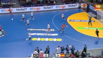 Dani Dujshebaev en la jugada que dio el gol del empate y forzó el partido a la prórroga ante Noruega en los cuartos de final en el Mundial de Balonmano.