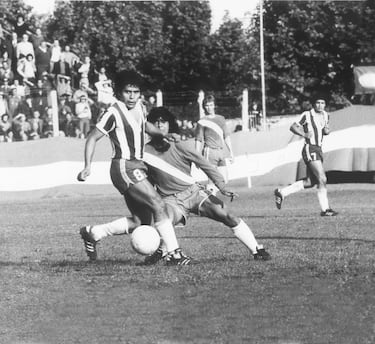 A los 15 años, Diego Armando Maradona estaba dando sus primeros pasos como futbolista profesional en Argentina, en el club Argentinos Juniors. Hizo su debut profesional el 20 de octubre de 1976, pocos días antes de cumplir los 16 años. Tenía 15 años, 11 meses y 20 días. Con este debut, se convirtió en el jugador más joven en la historia del fútbol argentino hasta ese momento.