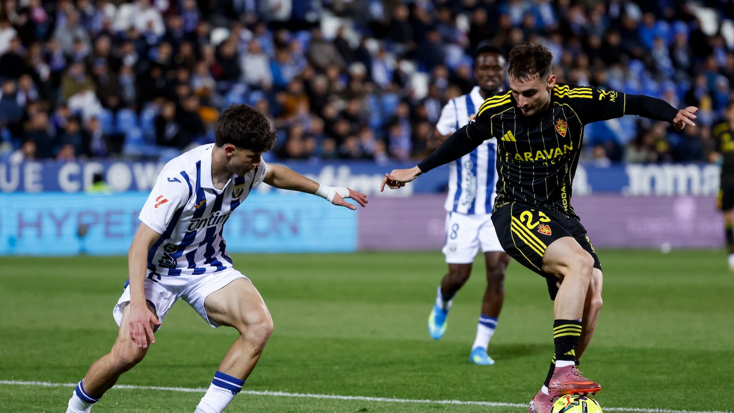 Duelo por el balón entre Leganés y Zaragoza
