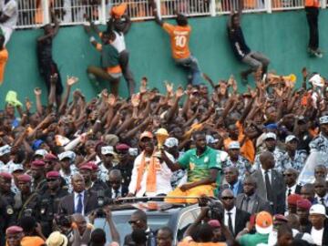 La ciudad de Abidjan se llenó de una multitud de marfileños deseosos de ver a su selección como campeones de África. El Presidente de Costa de Marfil, Alassane Ouattara, acompañó al equipo en su recorrido. 