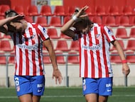Boe Risa y Medina celebran el 1-0 del Atlético al Deportivo, en la jornada 25 de la Liga F Moeve.