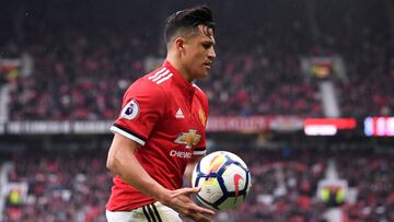 MANCHESTER, ENGLAND - APRIL 15: Alexis Sanchez of Manchester United collects the ball during the Premier League match between Manchester United and West Bromwich Albion at Old Trafford on April 15, 2018 in Manchester, England.  (Photo by Laurence Griffiths/Getty Images)