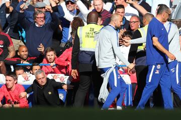 Marco Ianni, técnico asistente de Maurizio Sarri en el Chelsea, celebró el gol de Barkley que significó el empate en el marcador entre Chelsea y Manchester United de forma efusiva enfrente de Mourinho, que entró en cólera.
