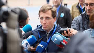 El alcalde de Madrid y candidato a la reelecci¨®n por el Partido Popular, Jos¨¦ Luis Mart¨ªnez-Almeida, ejerce su derecho al voto en el Colegio P¨²blico Jos¨¦ Ortega y Gasset, a 28 de mayo de 2023, en Madrid (Espa?a). Hoy, 28M, se celebran elecciones municipales en un total de 8.131 ayuntamientos y elecciones auton¨®micas en 12 comunidades aut¨®nomas. En las elecciones municipales podr¨¢n votar 35.414.655 electores y en las auton¨®micas que se celebran podr¨¢n hacerlo 18.382.505 electores.
Jes¨²s Hell¨ªn / Europa Press
28/05/2023