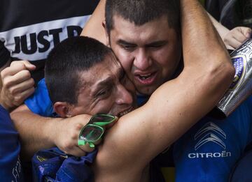 Aficionados de Boca celebrando el gol de Benedetto.