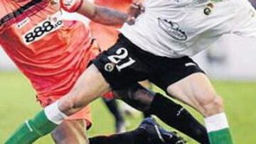 <b>TABLAS. </b>Kanouté, en la imagen peleando con Rubén, no pudo marcar en el empate a cero con el Racing.