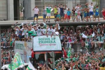 El Córdoba festeja el ascenso con su afición