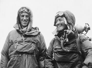 El neozelandés Sir Edmund Hillary es famoso por ser la primera persona en el mundo en escalar el Monte Everest hasta la cima y regresar con vida. A través de una fundación llamada ‘Himalayan Trust’ apoyó a la ciudad de Nepal. Su fama fue tanta, que incluso aparece en el billete de cinco dólares en su país.