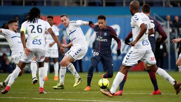 Soccer Football - Ligue 1 - Paris St Germain vs RC Strasbourg - Parc des Princes, Paris, France - February 17, 2018 Paris Saint-Germain’s Neymar in action with Strasbourg’s Dmitri Lienard REUTERS/Benoit Tessier