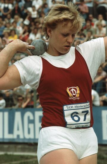 Consiguió una de las marcas más antiguas en unos Juegos Olímpicos, en lanzamiento de peso con una distancia de 22,41 metros.