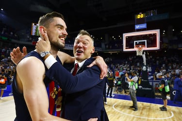Jasikevicius felicita a Satoransky por la victoria.