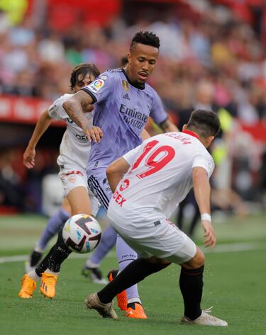 Militao controla un balón frente a Acuña.