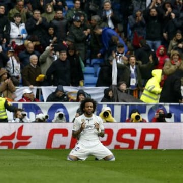 Marcelo celebra la victoria del Real Madrid ante el Valencia gracias a un gol suyo en la Liga 2016-2017.