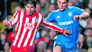 <b>COTIZADO. </b>Agüero ante Ivanovic, en partido de Champions. Kun es querido por el club inglés.