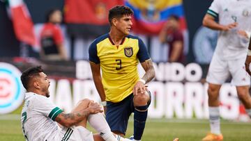  (L-R), Jesus Manuel Corona of Mexico and Piero Hincapie of Ecuador during the game Mexico (Mexican National Team) vs Ecuador, the Friendly match in preparation for the FIFA World Cup Qatar 2022, at Soldier Field Stadium, on June 05, 2022.

<br><br>

(I-D), Jesus Manuel Corona de Mexico y Piero Hincapie de Ecuador durante el partido Mexico (Seleccion Nacional Mexicana) vs Ecuador, Amistoso de preparacion para la Copa Mundial de la FIFA Qatar 2022, en el Estadio Soldier Field, el 05 de junio de 2022.